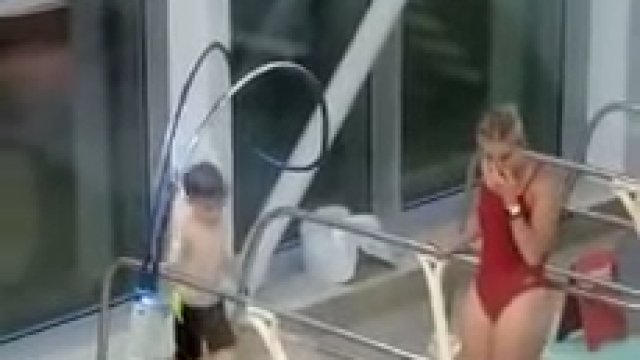 Tatuś nagrywa pierwszy skok syna do basenu
