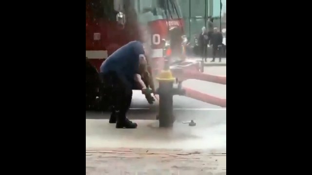 Strażak został znokautowany przez hydrant