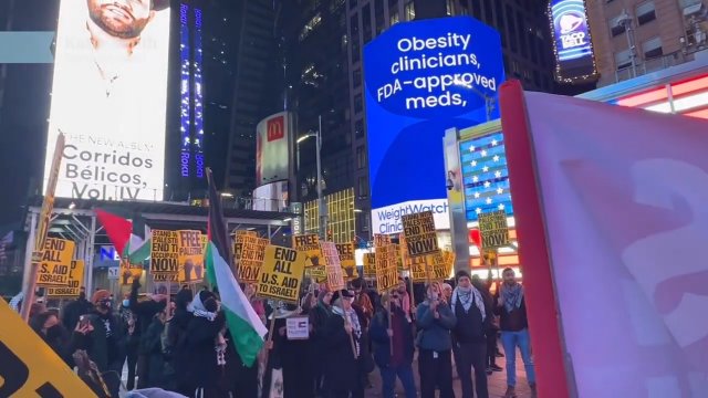 Antyizraelscy protestuj zebrali się na Times Square w Nowym Jorku. To reakcja na naloty na Jemen