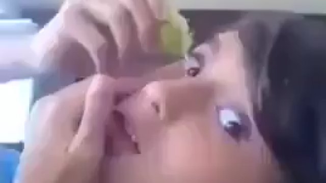 Dziewczyna wyciska sobie limonkę do oka