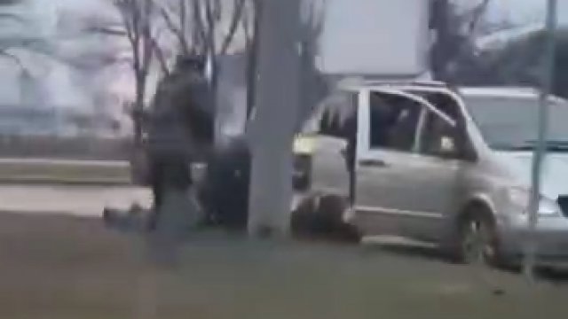 Ukraińscy żołnierze w Zaporożu schwytała Czeczenów w minibusie z ukraińskimi numerami