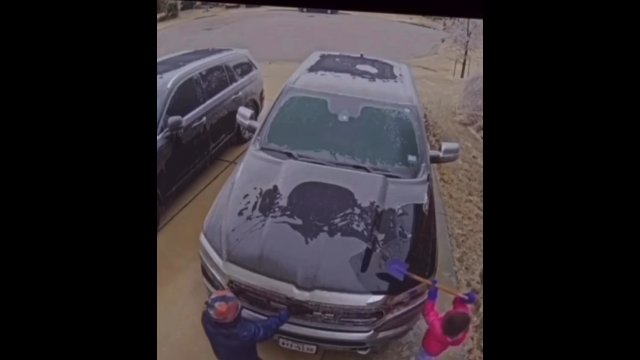 Dzieci chciały pomóc rodzicom. Zeskrobały lód z auta za pomocą... łopatek