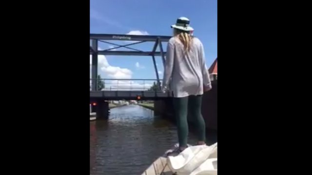 Kobietę znudziła powolna przeprawa łodzią i postanowiła sobie uatrakcyjnić drogę.