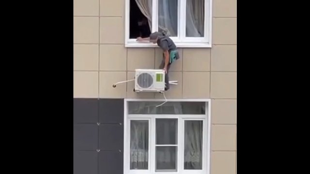 W Rosji nie wiedzą co to strach. W ten sposób technik zainstalował klimatyzator na 15 piętrze