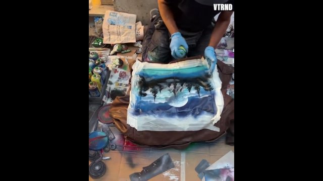 Zaoferował ulicznemu artyście 1000$ za pomalowanie kurtki. Efekt go zaskoczył! [WIDEO]