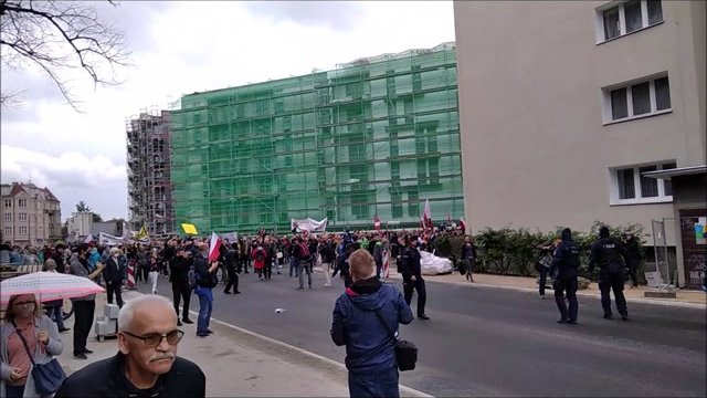 Protestujący w Gdańsku przeganiają policjantów