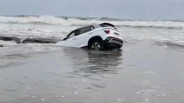 Turyści postanowili pojeździć autem po plaży. Efekt nie był zaskakujący