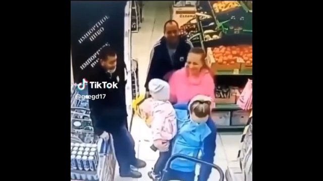Matka zabiera nie swoje dziecko w sklepie...