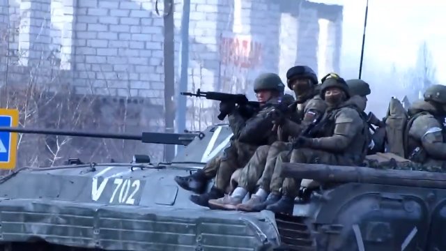 Rosyjskie wojsko celuje i strzela do cywilów. Nikt nie ucierpiał na tym filmie.