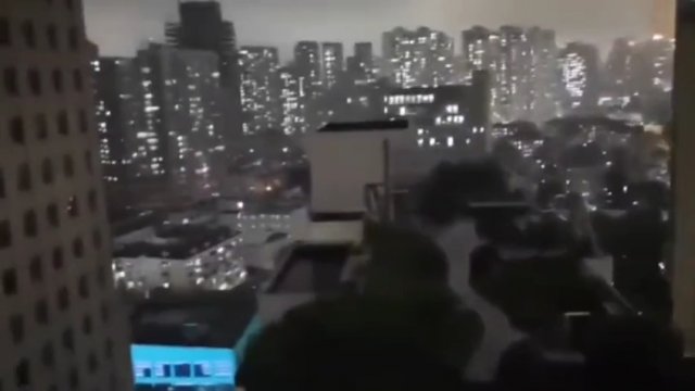 Ludzie w Szanghaju wyrzucają garnki i patelnie z okien