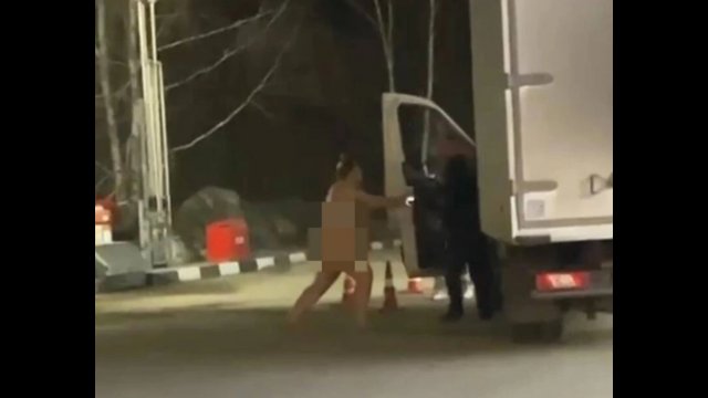Takie rzeczy tylko w Rosji! Naga kobieta wdała się w bójkę z kierowcą ciężarówki [WIDEO]
