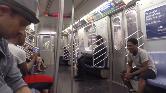 Jak bezpiecznie spać w metrze? [WIDEO]