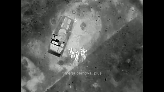 Granat został zrzucony na 4 rosyjskich żołnierzy stojących obok pojazdu