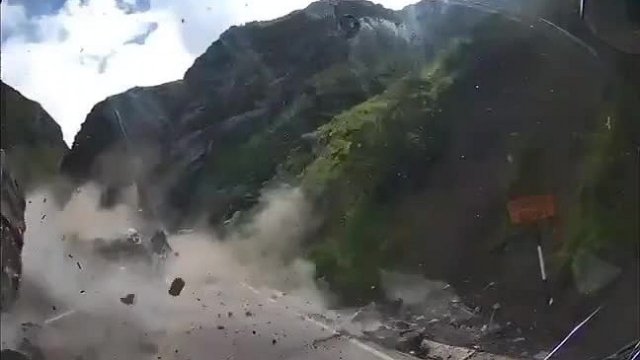 Na niebezpiecznej drodze w Peru wybuchł chaos. Na samochody runęły ogromne skały [WIDEO]