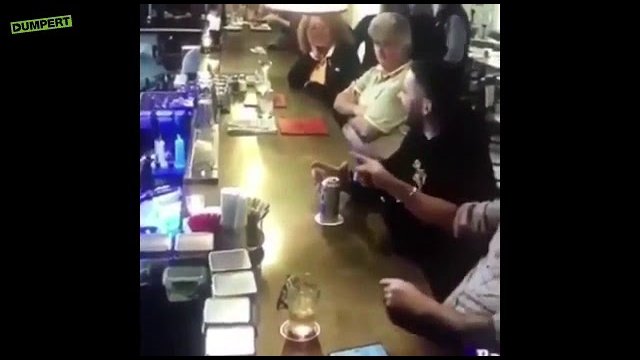 Barman przy barze. WTF?