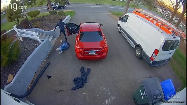 Właściciel samochodu w pojedynkę próbował powstrzymać złodziei