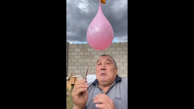 Zabawna konkurencja z balonami wypełnionymi wodą