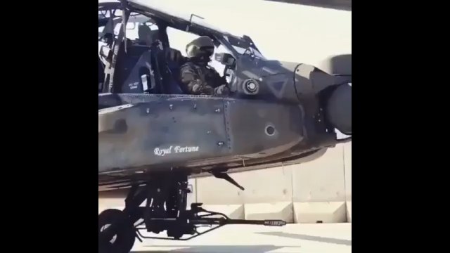 Apache AH-64 z „systemem śledzenia hełmu”, w którym działo podąża za głową pilota