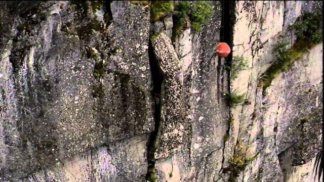 Usuwanie z helikoptera niestabilnej skały w Norwegii