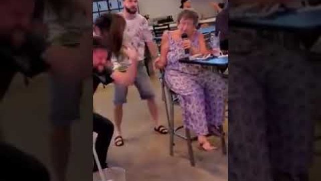 Metalowa babcia daje rade na karaoke