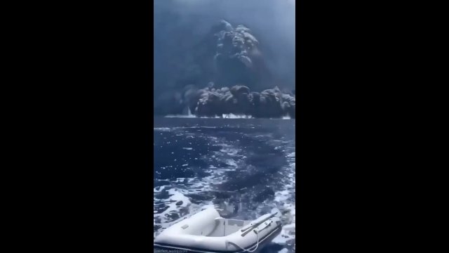 Morze zawrzało! Erupcja wulkanu Stromboli