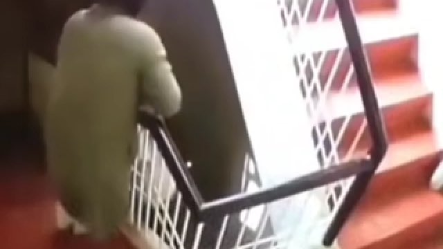 Szybki refleks faceta uchronił dziecko przed upadkiem ze schodów