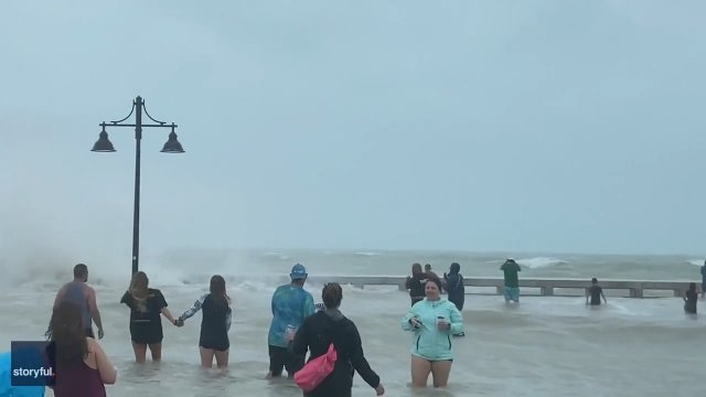 Ludzie postanowili iść na molo na kilka chwil przed uderzeniem huraganu