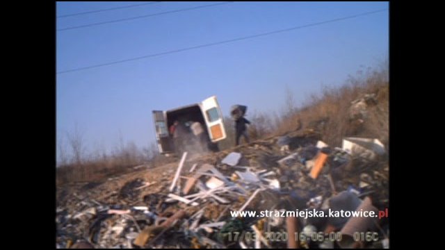 SM dzięki ukrytej kamerze złapała śmieciarza, który wyrzucał odpady poremontowe