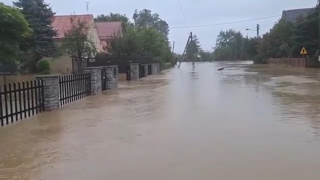 Duże zalania w miejscowości Skrzypiec koło Prudnika, opolskie [WIDEO]