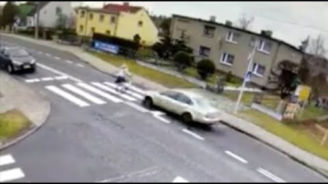 Potrącenie kobiety prowadzącej rower na przejściu dla pieszych w Krapkowicach