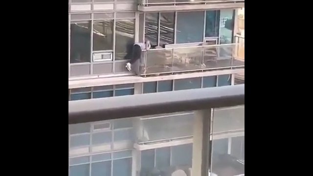 Facet wspina się po budynku, aby wziąć swojego kota do mieszkania