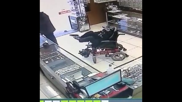 Typ bez rąk napadł na sklep jubilerski! [WIDEO]