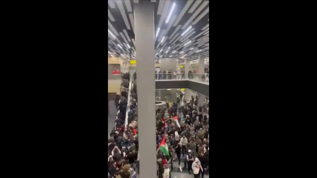 Nagranie szturmu na lotnisko w Dagestanie po ogłoszeniu przylotu samolotu z Izraela [WIDEO]