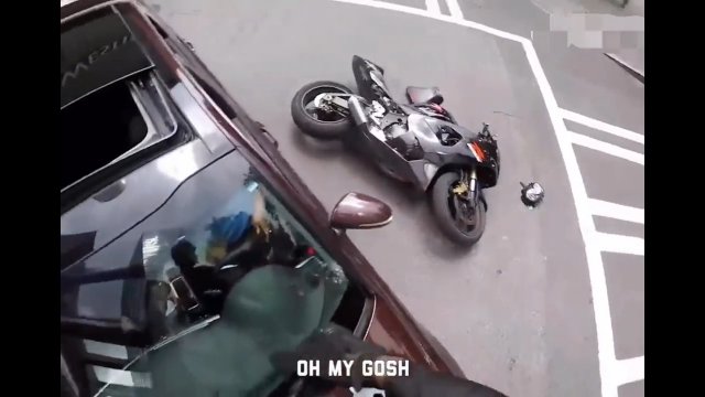 Motocylista rozbija przednią szybę po tym, jak kierowca samochodu spowodował wypadek