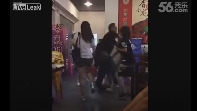 Typ w obronie swojej kobiety rozwala pięć dziewczyn!