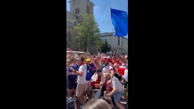 Tak wyglądała "walka" kibiców przed meczem Polska - Francja [WIDEO]