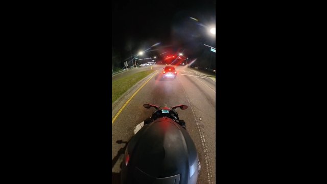 Kobieta uderzyła autem w motocyklistę. Próbowała rozwiązać sytuację w nietypowy sposób