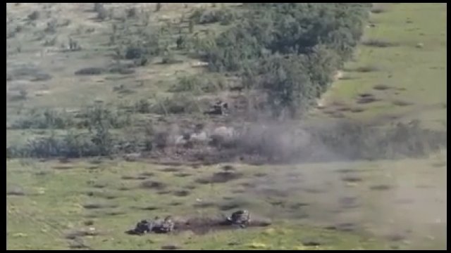 Rosyjska piechota wycofująca się pod ukraińskim ostrzałem