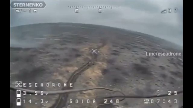 Ukraiński dron kamikadze uderza rosyjskiego żołnierza bezpośrednio w plecy