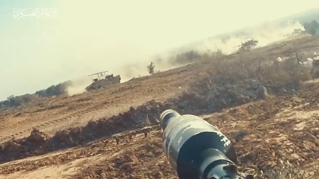 Członkowie Hamasu wysadzili w powietrze kilka izraelskich czołgów i pojazdów [WIDEO]
