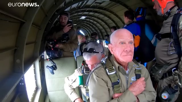 Kiedy czas się cofa… 97-letni spadochroniarz wyskakuje z helikoptera, aby uczcić Dzień Zwycięstwa