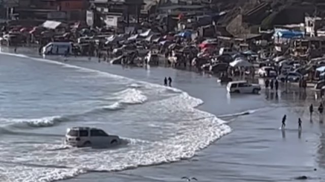 Kierowca postanowił wjechać autem do wody