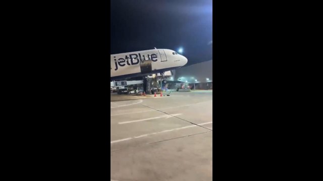 Samolot przechylił się do tyłu podczas wysiadania pasażerów [WIDEO]