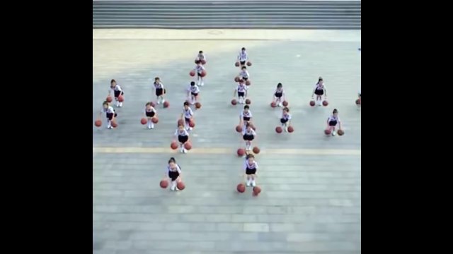 Tak wygląda trening koszykówki w chińskim przedszkolu [WIDEO]