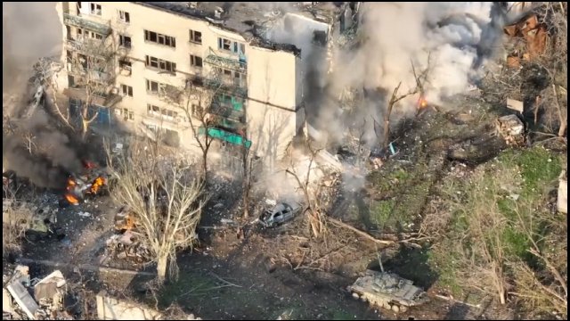 Czołg rosyjskiej armii niszczy budynek w Mariupolu