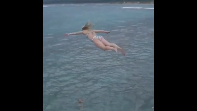 Idealny skok do wody w zwolnionym tempie [WIDEO]