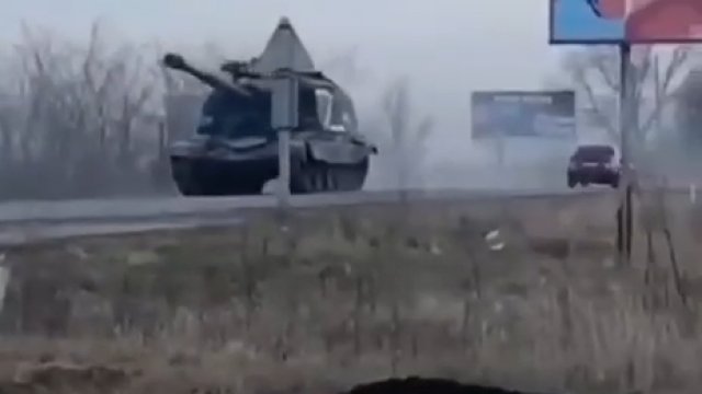 Rosyjskie pojazdy opancerzone w pobliżu Genichok w obwodzie chersońskim. Ukraina