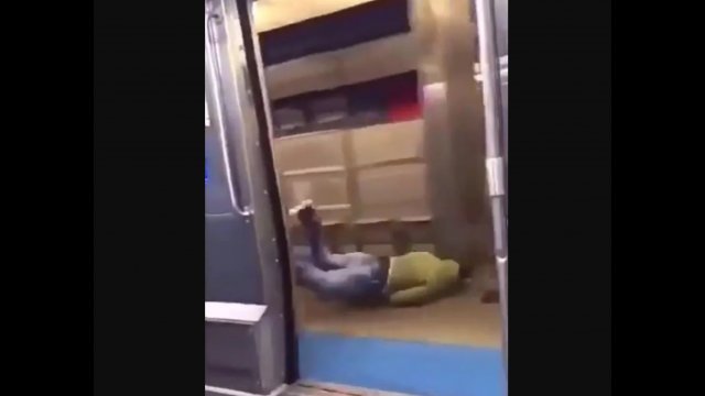 Mężczyzna wyskoczył z jadącego pociągu po tym, jak „ominął przystanek” [WIDEO]