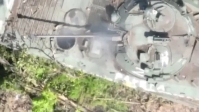 Ukraińskie siły niszczące rosyjski BMP-2 przy użyciu amunicji zrzuconej z drona