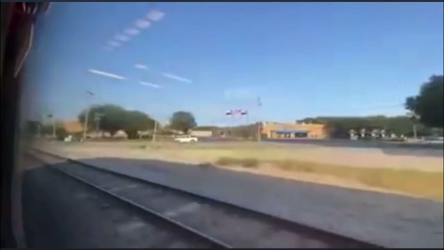 Zderzenie pickupa z pociągiem pasażerskim
